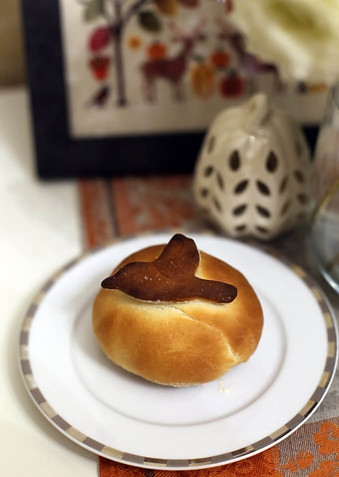 Молочная булочка с грушевой начинкой