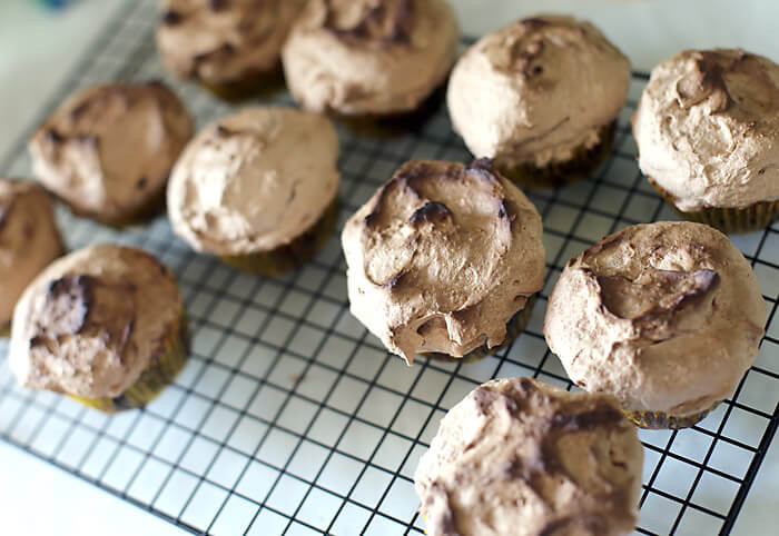 шоколадные маффины с меренгой после выпечки